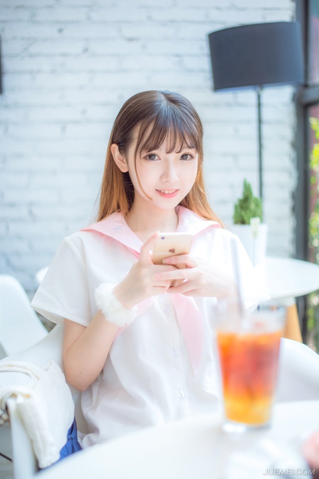 随着吕蒙冰冷的厉喝声，周围的江东战船开始从四面八方逼上来。